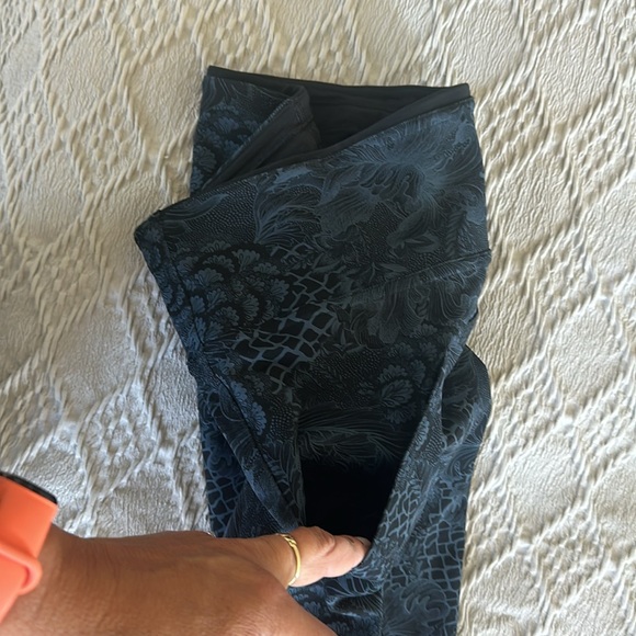 Lululemon Leggings size 2, 23” length excellent used condition - Picture 6 of 7